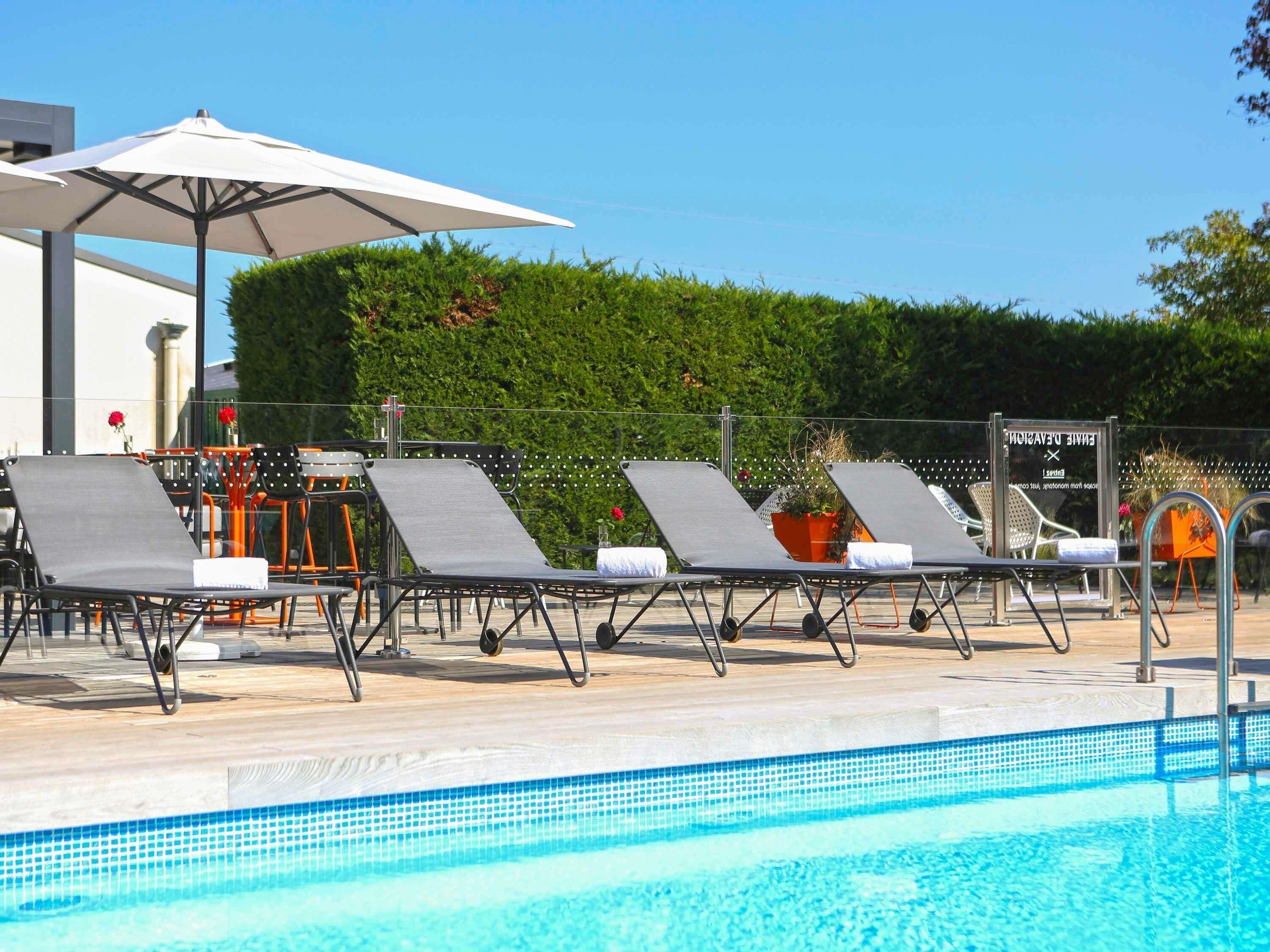Una piscina al aire libre de temporada