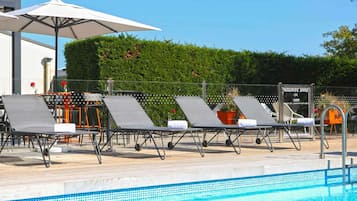 Una piscina al aire libre de temporada