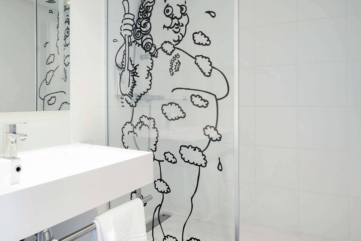 Escritorio, cortinas blackout y sistema de insonorización