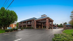 A hotel with a covered entrance, multiple floors, and a parking area. - Best Western Murfreesboro (Murfreesboro)