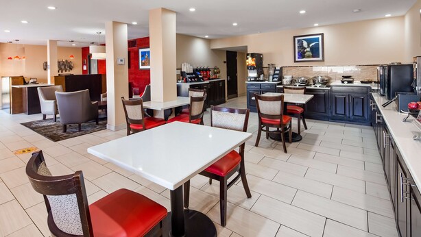 A hotel lobby with a dining area, a bar, and a kitchen. - Best Western Murfreesboro (Murfreesboro)