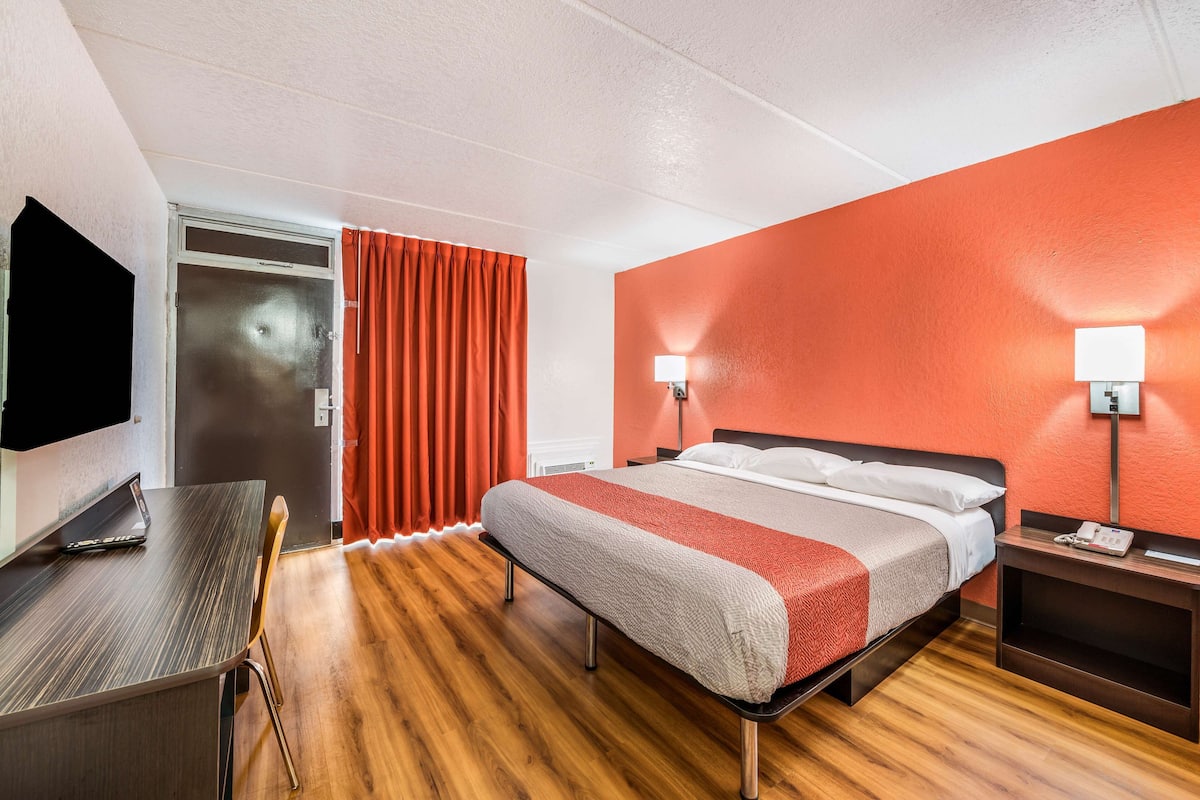 Escritorio, wifi gratis y ropa de cama