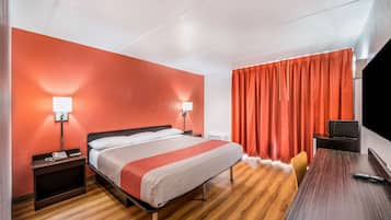 Een bureau, gratis wifi, beddengoed