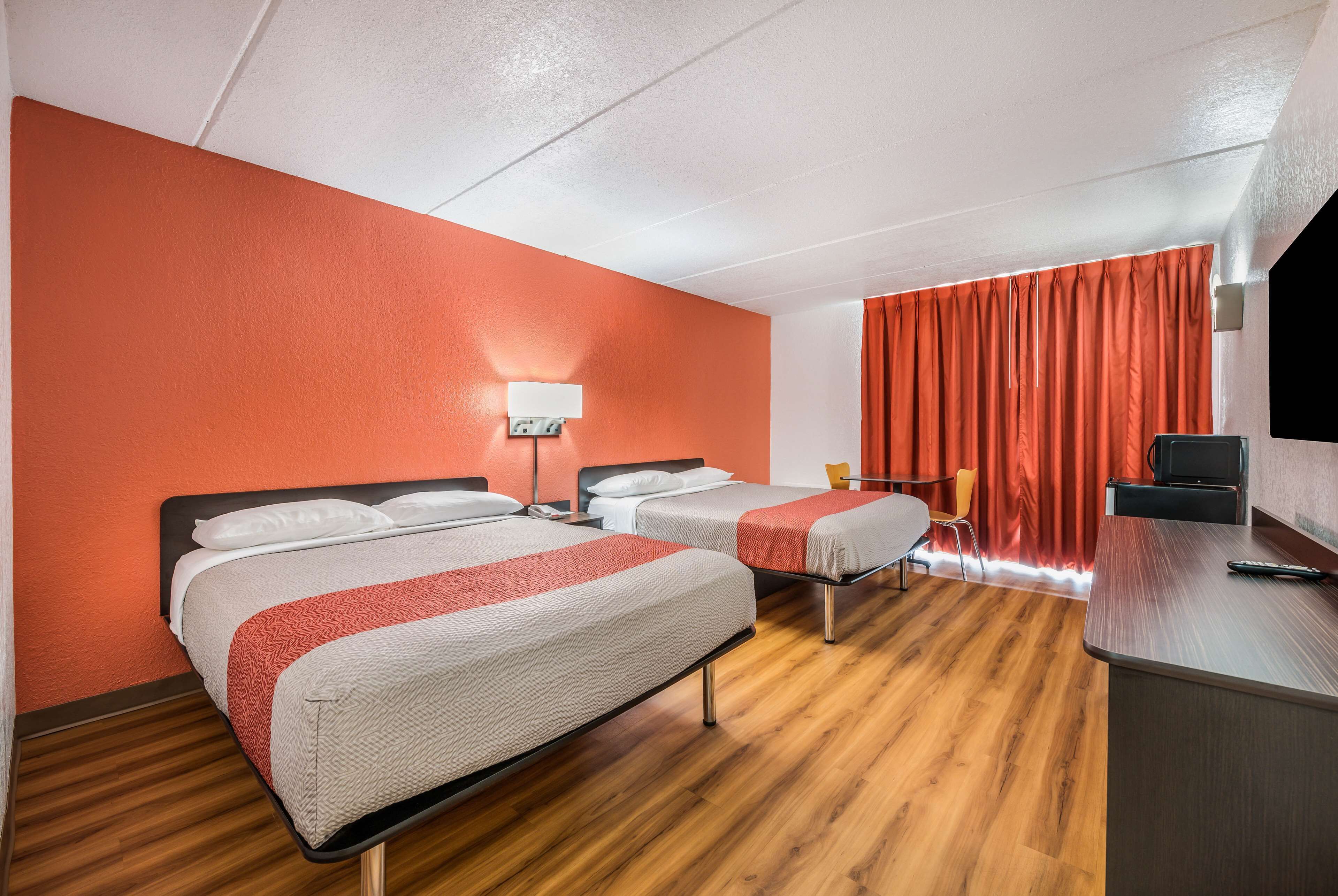 書桌、免費 Wi-Fi、床單