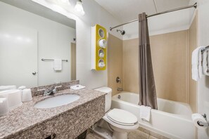 Combined shower/bathtub, free toiletries, towels