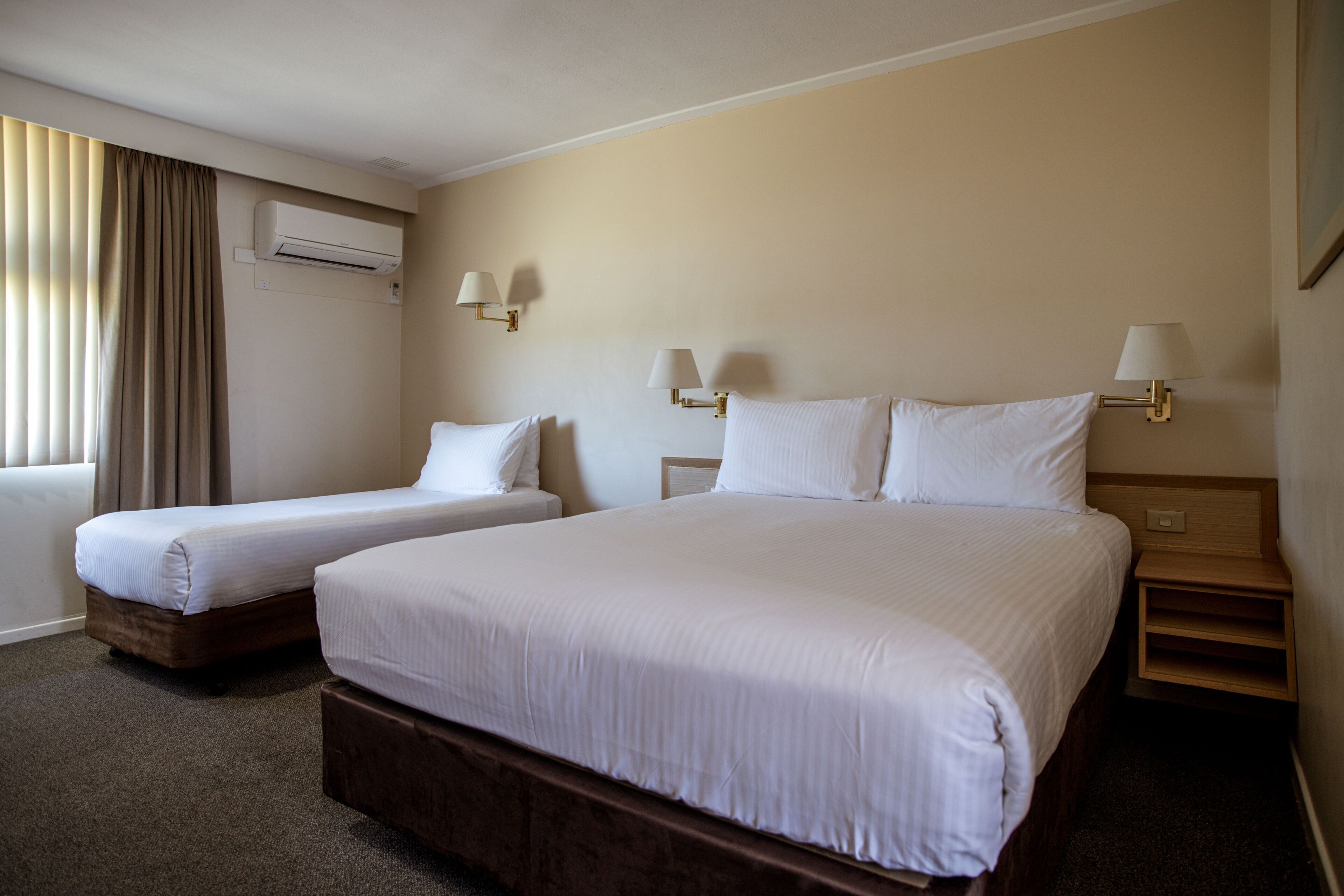 Minibar, espace de travail pour ordinateur portable, rideaux occultants