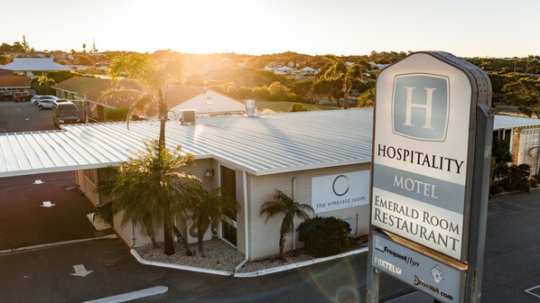 A hospital-shaped sign for a hospitality motel with an adjacent restaurant. - Hospitality Geraldton, SureStay Collection by Best Western (Geraldton)