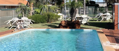 Piscine extérieure, chaises longues