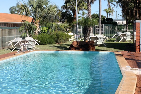 Piscine extérieure, chaises longues