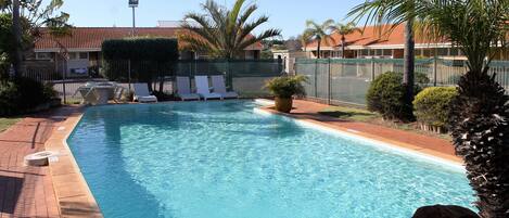 Piscine extérieure, chaises longues