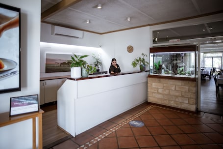 Rezeption. Hospitality Geraldton, SureStay Collection by Best Western