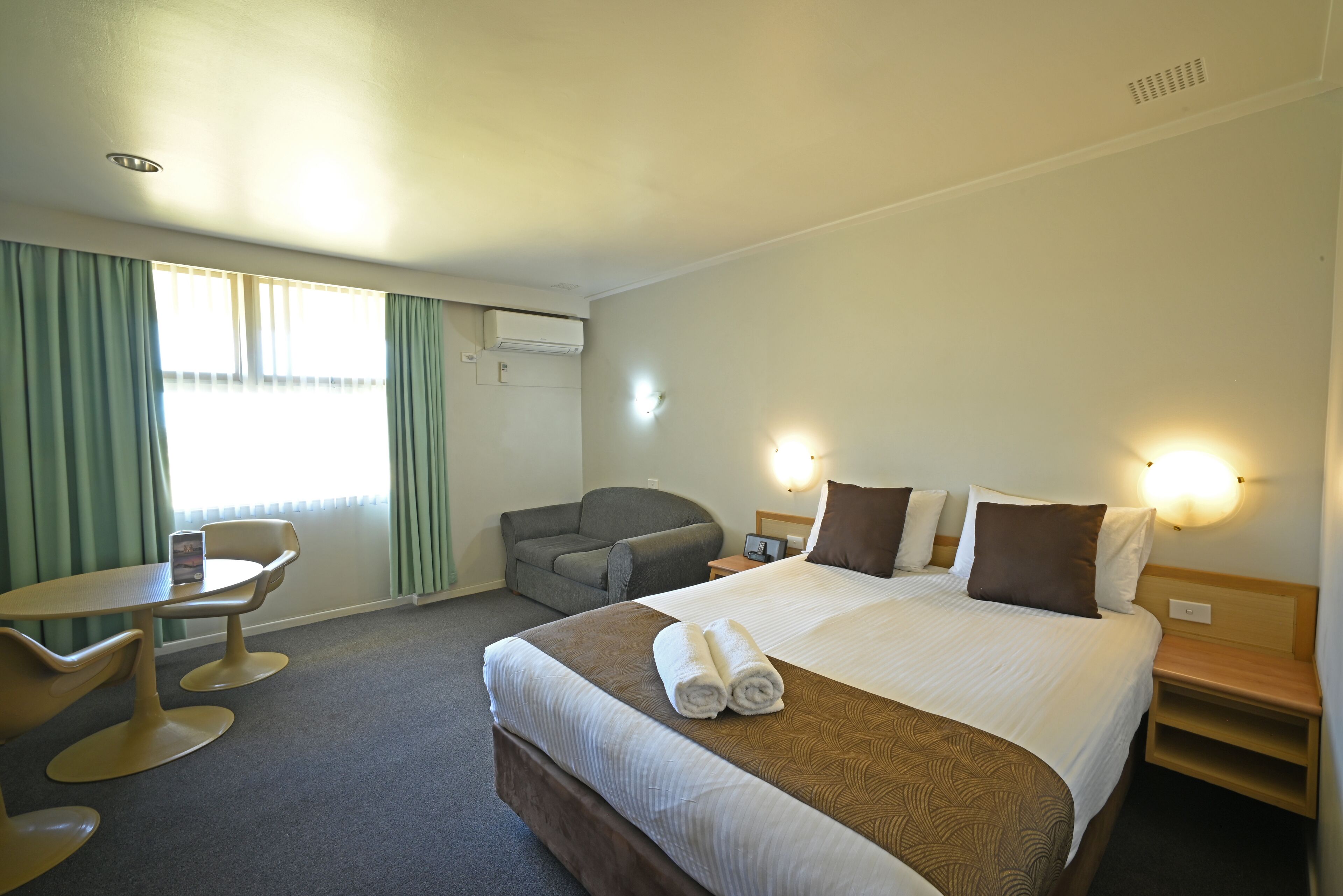 Executive Room, 1 Queen Bed | Minibar, laptop workspace, blackout drapes, iron/ironing board