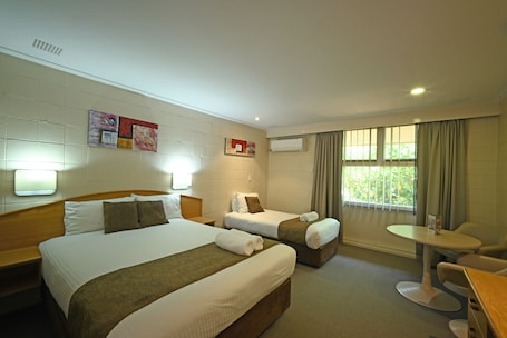 Dreibettzimmer | Minibar, laptopgeeigneter Arbeitsplatz, Verdunkelungsvorhänge. Hospitality Geraldton, SureStay Collection by Best Western