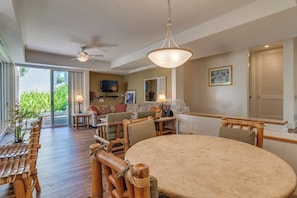 Garden Villa Deluxe 1 Bedroom 2 Bath | In-room dining