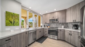 デラックス ヴィラ 1 ベッドルーム (1210 Garden, 2 Bath) | 専用キッチン | コーヒー / ティーメーカー、冷蔵庫、電子レンジ、オーブン