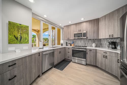 Deluxe Villa, 1 Bedroom (1210 Garden, 2 Bath) | Private kitchen | Fridge, microwave, oven, stovetop