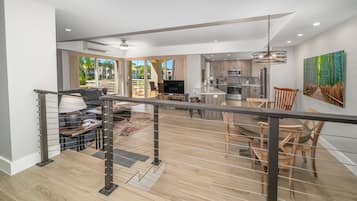 Vila luxo, 1 quarto (1210 Garden, 2 Bath) | Cozinha privada | Geladeira, micro-ondas, fogão, cooktop