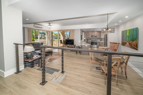 Villa Deluxe, 1 habitación (1210 Garden, 2 Bath) | Cocina privada | Refrigerador, microondas, horno y parrilla de estufa