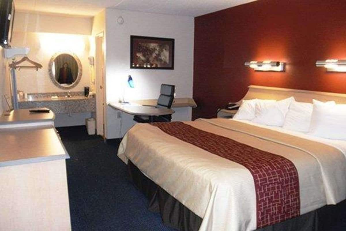 1 King Bed, Non Smoking Business | Desk, iron/ironing board, free WiFi, bed sheets