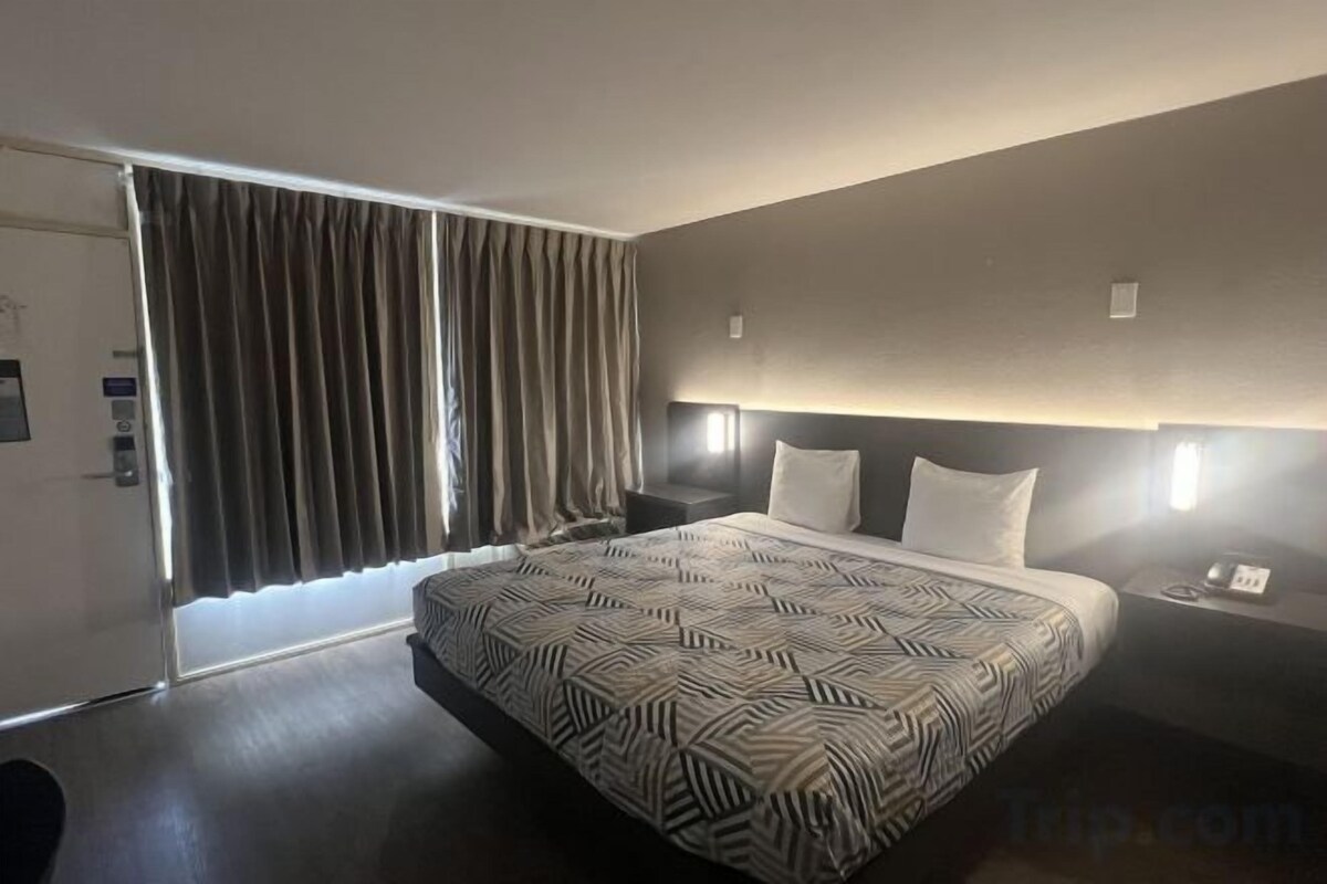 Desk, WiFi (free), bed sheets