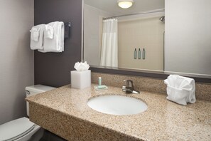 Combined shower/bathtub, free toiletries, hair dryer, towels
