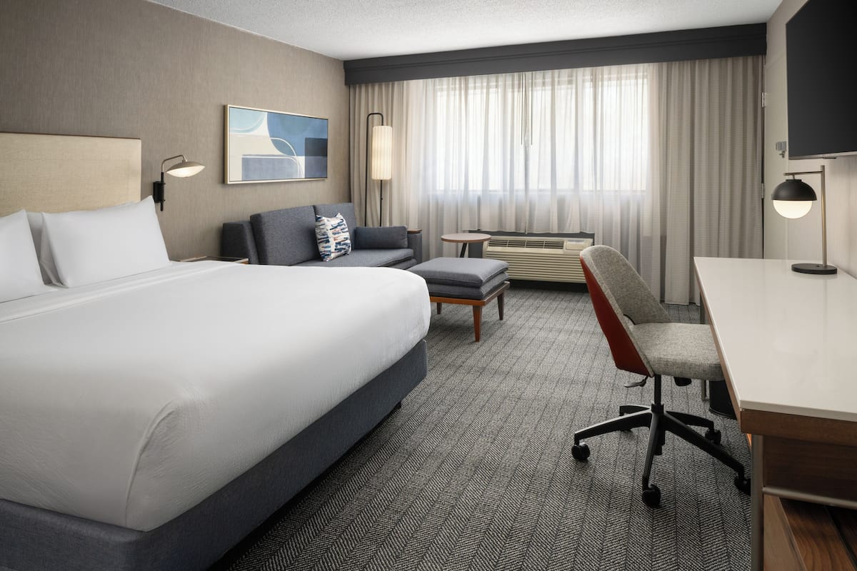 Zimmer, 1 King-Bett und Schlafsofa | Allergikerbettwaren, Schreibtisch, laptopgeeigneter Arbeitsplatz