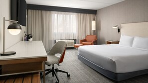 Hypo-allergenic bedding, desk, laptop workspace, iron/ironing board - Courtyard by Marriott Hartford Cromwell (Cromwell)