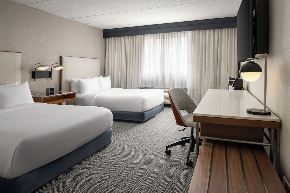 Zimmer, 2 Queen-Betten (Mobility Accessible, Tub) | Allergikerbettwaren, Schreibtisch, laptopgeeigneter Arbeitsplatz