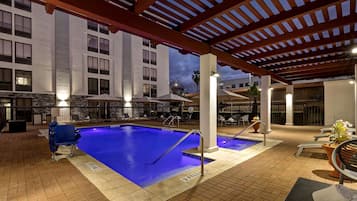 Ulkouima-allas, aurinkotuoleja