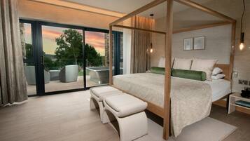 Deluxe Studio Suite | Minibar, in-room safe, desk, laptop workspace