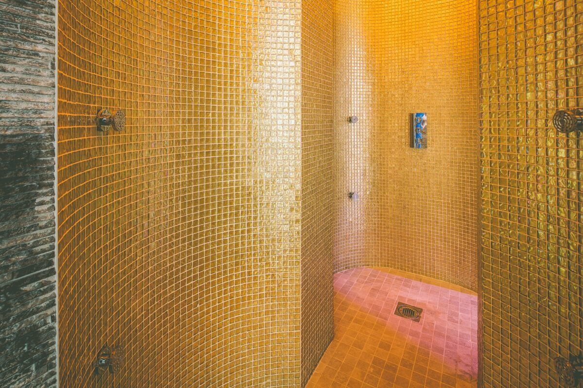 Behandelingskamers voor koppels, een sauna, een bubbelbad, een stoombad