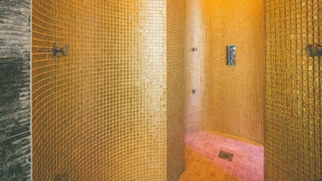 Behandelingskamers voor koppels, een sauna, een bubbelbad, een stoombad