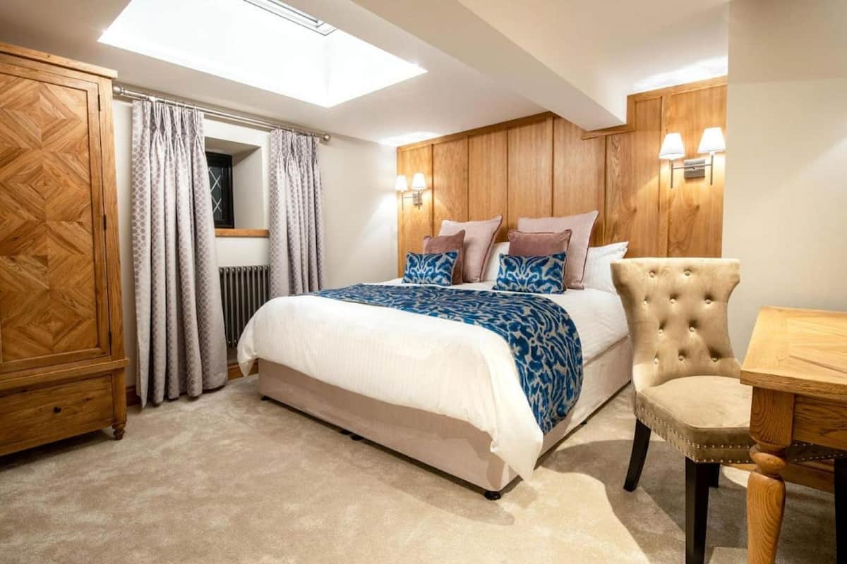 Minibar, in-room safe, desk, laptop workspace