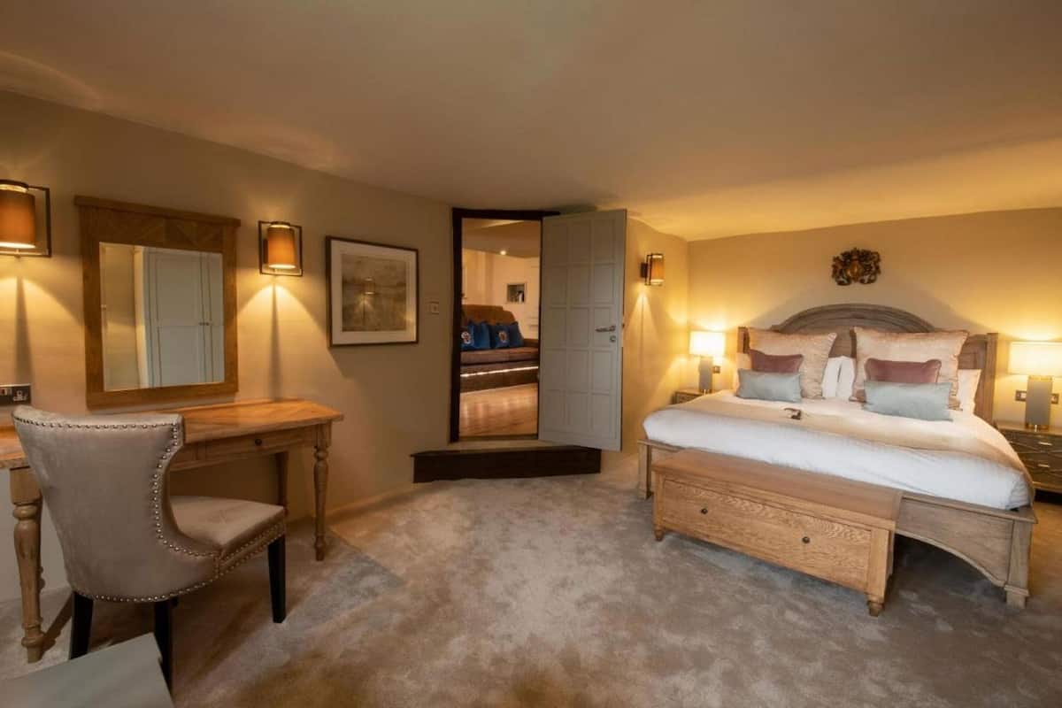 Minibar, in-room safe, desk, laptop workspace