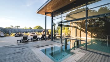 Behandlingsrum för par, bastu, bubbelpool och ångbastu