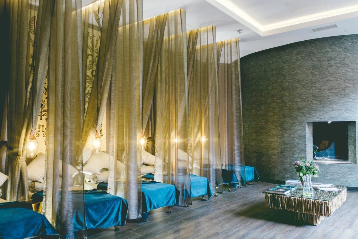 Couples treatment rooms, sauna, hot tub, steam room, body treatments