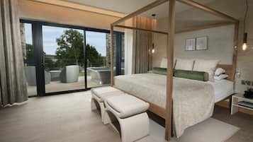 Deluxe Studio Suite | Minibar, in-room safe, desk, laptop workspace