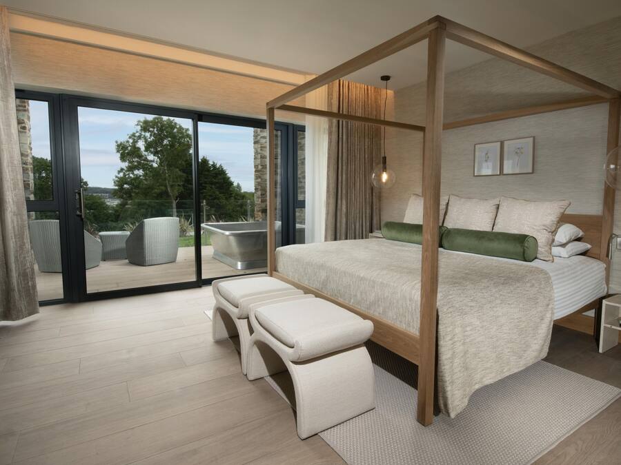 Deluxe Studio Suite | Minibar, in-room safe, desk, laptop workspace