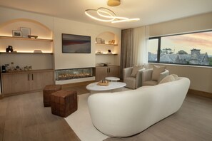 Deluxe Studio Suite | Living area | Flat-screen TV
