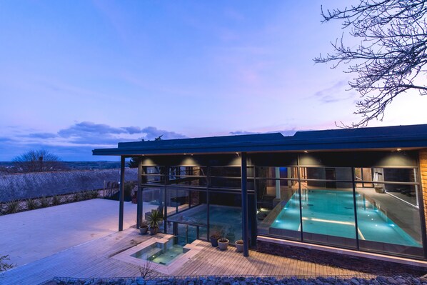 Couples treatment room(s), sauna, hot tub, steam room, body treatments