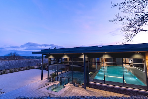 Couples treatment room(s), sauna, hot tub, steam room, body treatments