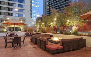2 restaurants, breakfast, lunch, dinner served; American cuisine