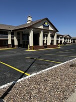 Un Days Inn con estacionamiento y acceso al edificio.