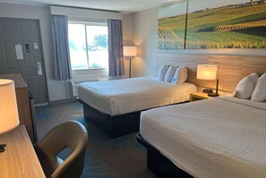 خزنة داخل الغرفة ومكتب ومساحة عمل للكمبيوتر المحمول ومكواة/لوح كي