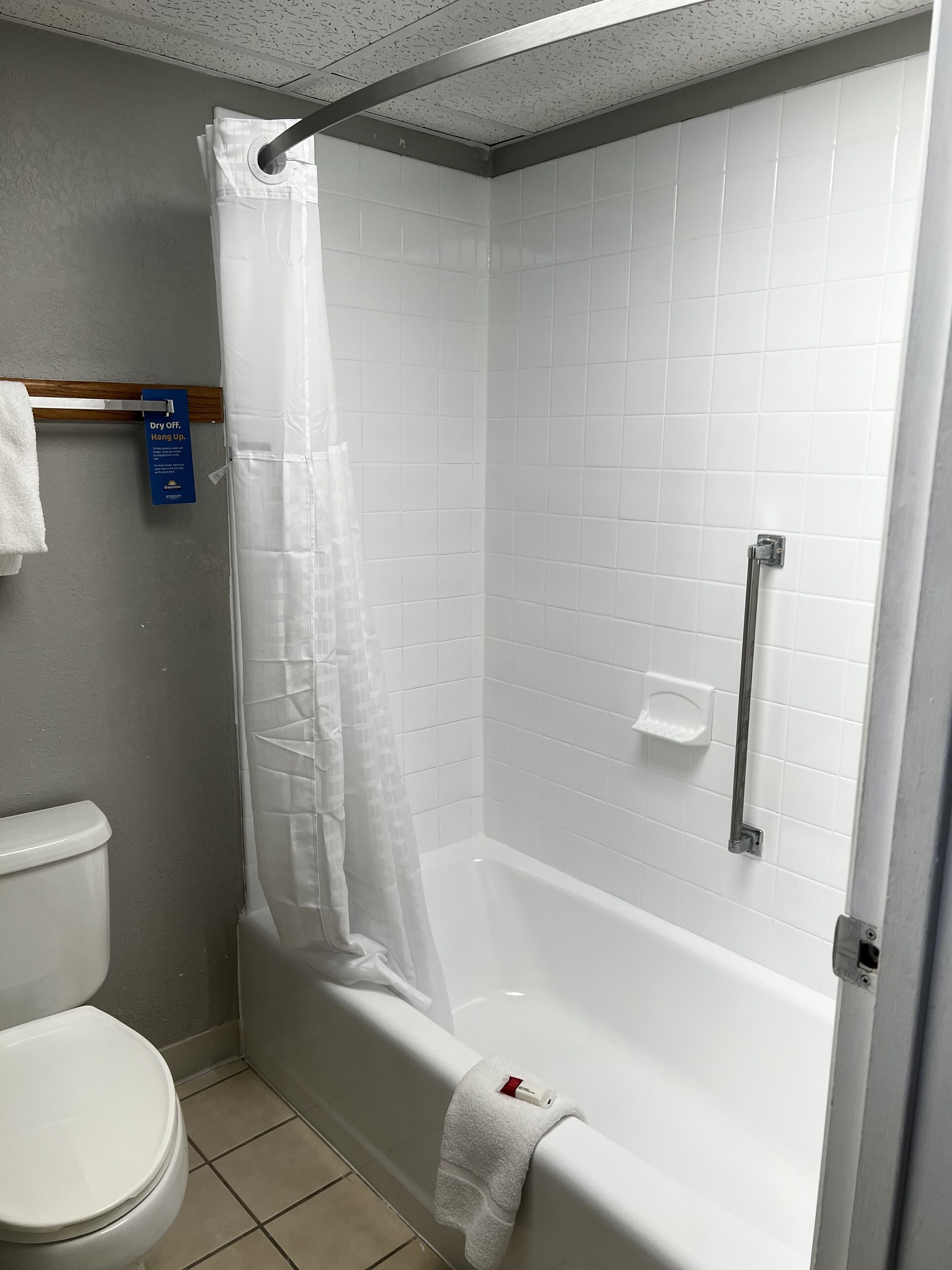 Bañera con ducha, artículos de tocador gratuitos, secador de pelo
