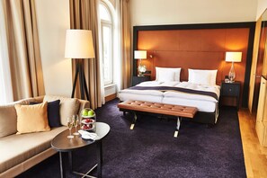 Junior Suite | Minibar, in-room safe, desk, laptop workspace - Steigenberger Hotel Bad Homburg (Bad Homburg v.d. Hoehe)