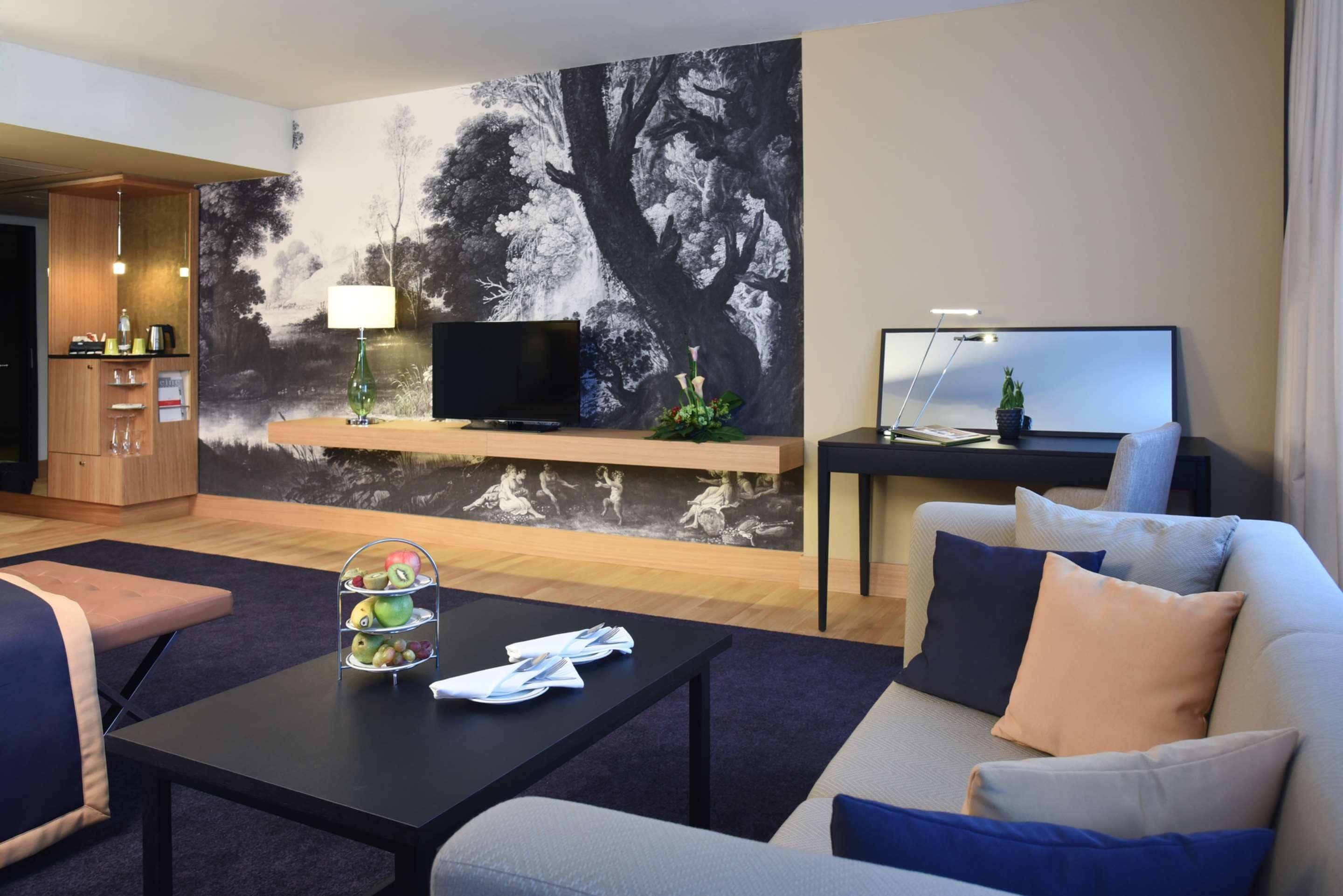 deluxe room | 1 bedroom, minibar, in-room safe, desk