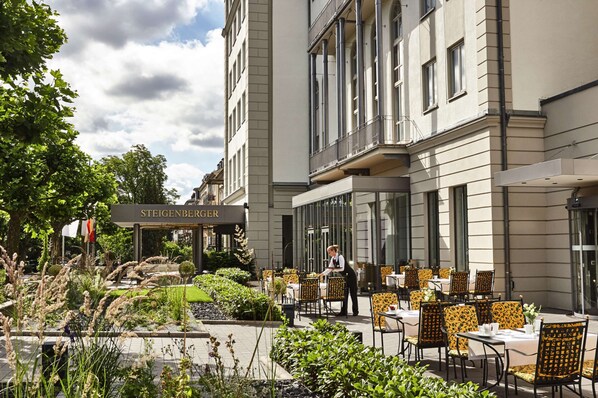 Breakfast, lunch and dinner served - Steigenberger Hotel Bad Homburg (Bad Homburg v.d. Hoehe)