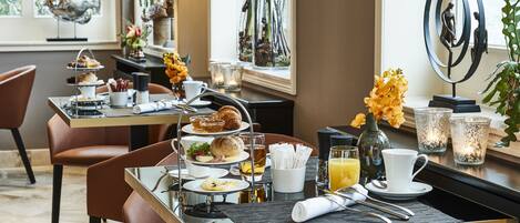 Se ofrece un desayuno bufé (32 EUR por persona)