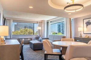 Caja de seguridad en la habitación, muebles diferentes y escritorio 